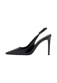 Čierne lesklé lakované slingback lodičky s špicatou špičkou, vysokým ihlovým podpätkom, nastaviteľným remienkom okolo členku a hladkým, lesklým povrchom.