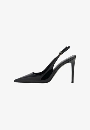 Escarpin slingback en cuir verni noir avec un bout pointu, un haut talon aiguille, une sangle ajustable à la cheville et une texture lisse et brillante.
