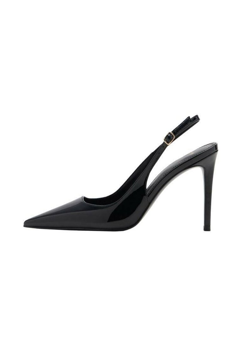 Čierne lesklé lakované slingback lodičky s špicatou špičkou, vysokým ihlovým podpätkom, nastaviteľným remienkom okolo členku a hladkým, lesklým povrchom.