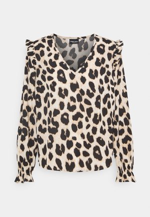 Leopardenmuster-Bluse mit V-Ausschnitt, langen Ärmeln und gerafften Schulterakzenten. Hergestellt aus weichem Stoff in Beige mit schwarzen Flecken.