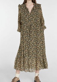 Robe midi fleurie en vert foncé avec col froncé et manches longues. Tissu léger avec jupe à volants et liens à la taille.