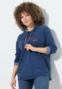 Felpa con cappuccio in denim blu, dotata di tasca a marsupio, con la scritta "PERFECT NOW" in lettere rosse. Maniche lunghe con un accento blu più chiaro e vestibilità comoda.