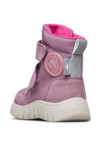 Bottine en nubuck violette avec des accents roses, bande Velcro et semelle texturée. Dotée d'une patch logo et d'une languette grise au talon. Design durable et élégant.