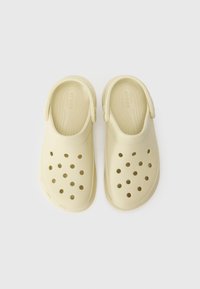 Zoccoli gialli leggeri con design perforato e cinghia posteriore, realizzati in materiale morbido, dotati di una soletta testurizzata per il comfort.