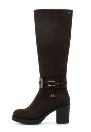 Stivale marrone in suede al ginocchio con tacco spesso nero. Presenta una cintura decorativa con fibbia e un accento dorato sul lato esterno.