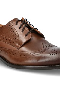 Brązowe skórzane buty biznesowe z detalami w stylu brogue, okrągłym noskiem i czarnymi sznurowadłami. Gładka struktura z polerowanym wykończeniem i kontrastowym przeszyciem.