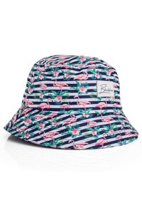Blumen-Bucket-Hut mit navy-blauem Grund, verziert mit pinken Flamingos, grünen Blättern und weißen Streifen. Enthält ein Logo-Patch an der Seite.
