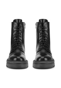 Melnu ādas potītes zābaki ar noapaļotu purngalu, priekšējo auklu aizdari, sānu rāvējslēdzēju un strukturētu gumijas zoli, kas nodrošina papildu saķeri un izturību.