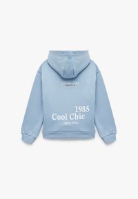 Sudadera azul hecha de suave algodón, con capucha ajustable, puños acanalados y texto en la espalda: "Timeless Grace New York 1985 Cool Chic."