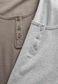 THE SET REGULAR FIT - HENLEY LONG SLEEVE 2 PACK SET - Komplet pižame - light grey taupe brown