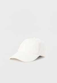 Gorra de béisbol blanca con corona estructurada, visera frontal y detalle de logo bordado. Fabricada en algodón, con una textura suave.