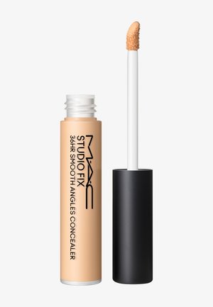 Correcteur MAC Studio Fix 36HR Smooth Angles avec correcteur liquide beige et applicateur noir à vis, tube ouvert à côté.