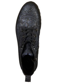 Musta nahkainen nilkkuri, jossa on kohokuvioitu kukkamalli, pyöreä kärki ja litteä pohja; varustettu metallisilla rei'illä ja mustilla nauhoilla.