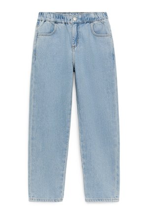 Jean en denim bleu clair avec taille élastique, bouton sur le devant et deux poches avant, présenté à plat sur un fond blanc.