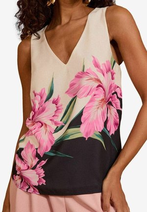 Květovaný top s výstřihem do V, horní část v krémové barvě s růžovým květinovým vzorem a zelenými listy, přecházející do jednobarevné černé spodní části. Hladká textura.