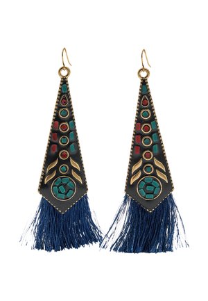 Złote trójkątne kolczyki z akcentami w kolorze turkusowym, czerwonym i zielonym, z granatowym frędzlem na dole oraz wypukłymi detalami.