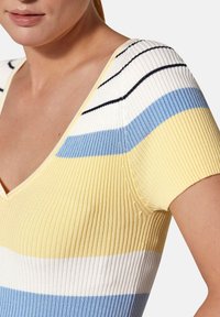 Gestreifter Stricktop mit V-Ausschnitt, kurzen Ärmeln und horizontalen Streifen in Gelb, Weiß und Blau. Weiche Textur mit taillierter Passform.