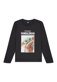 Schwarz langärmliges T-Shirt mit einem grafischen Druck eines Charakters mit großen Augen und grüner Haut, umrahmt von dem Text "Star Wars The Mandalorian".