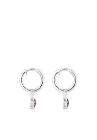 Orecchini a cerchio argentati con un pendente di pietra viola. Il design è circolare con una finitura lucida e un accento texturizzato.