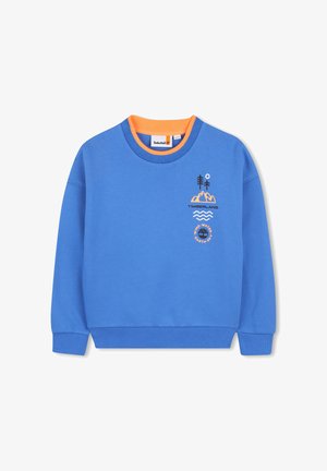 Blauwe sweat met lange mouwen, oranje binnenkraag, Timberland-logo en natuurthema-iconen van bomen, bergen, golven en cirkelvormige tekst.