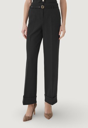 Guess, STRUCTURED CREPE G-BELT PANTS W6GB17 W1894 - Pantalon classique - black