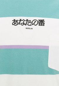 Camiseta de algodón con rayas horizontales en verde azulado, blanco y púrpura claro, con el texto bordado en negro: "あなたの番 BERLIN" y un bolsillo en el pecho izquierdo.