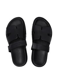 Sorte slip-on sandaler lavet af glat læder med et bredt stropdesign og teksturerede såler. Har indgraveret logo på indersålen.