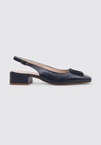 Chaussure à talon bloc en cuir bleu marine, avec un bout carré et une bride arrière. Présente un petit accent décoratif à l'avant et une sangle avec une boucle.