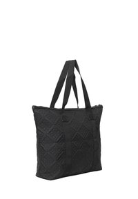 Svart, kviltad tote-väska med ett geometriskt mönster, dubbla handtag och dragkedjestängning. Slät textur med en strukturerad rektangulär form.