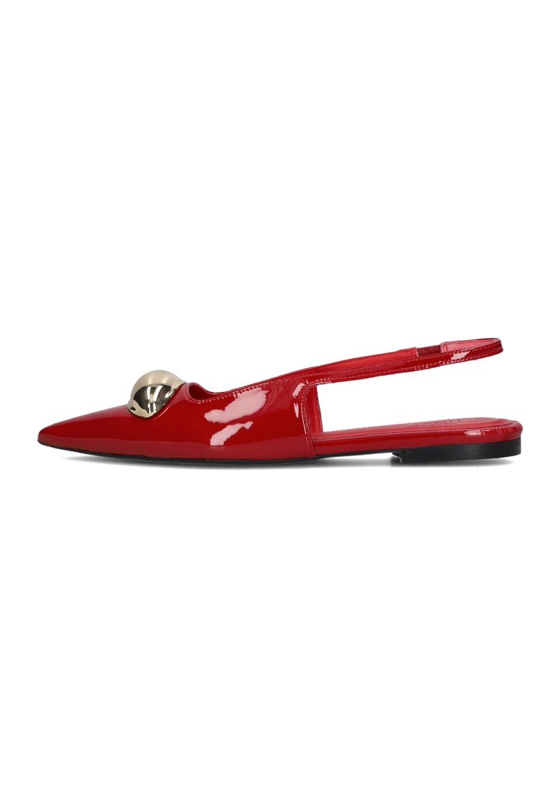 Rode gepatineerde leren slingback-schoenen met een puntige neus, met een grote gouden circulaire accent op de bovenkant. Platte zool, gladde textuur.