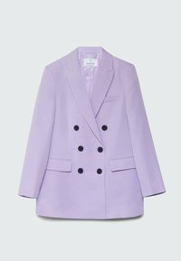 Fialový dvouřadý blazer s černými knoflíky, špičatými klopami a předními klopovými kapsami, položený na světlém pozadí.