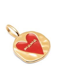 Goldherzanhänger mit glatter, glänzender Oberfläche. Roter Emaille-Herz-Akzent mit graviertem "Mama" in Gold und einer Schlaufe zur Befestigung.