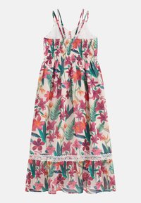 Robe d'été florale avec des bretelles fines, un corsage smocké et une finition en dentelle à l'ourlet. Présente des motifs tropicaux roses, orange et verts sur un fond clair.