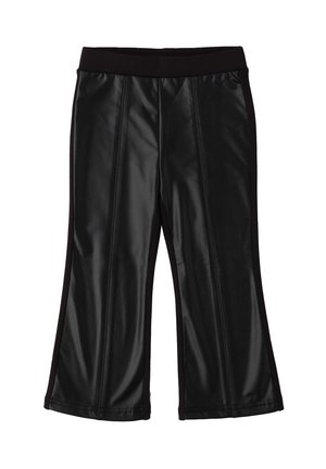 Pantalon court en simili cuir noir avec une large ceinture, présentant des coutures verticales et une texture lisse et brillante.