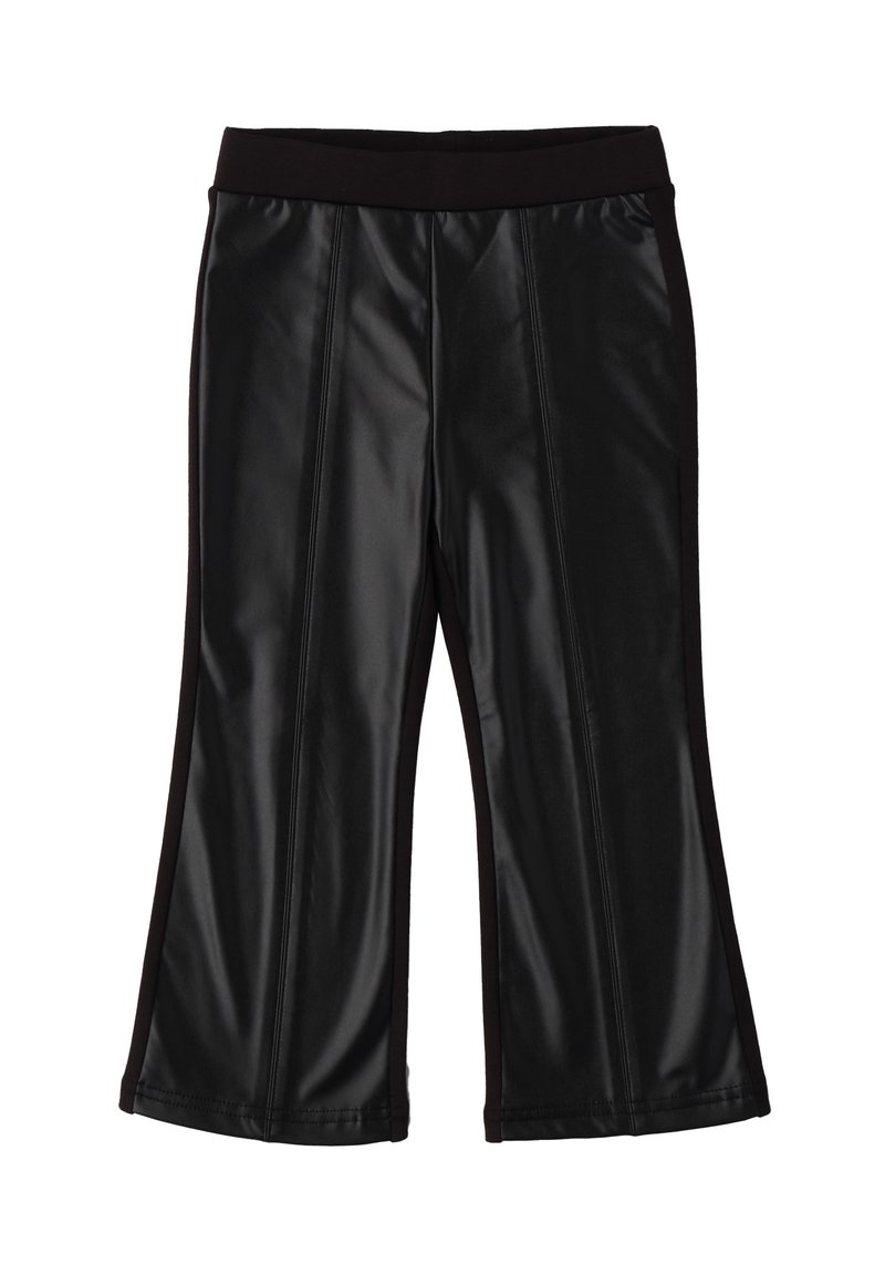 Pantaloni cropped neri in ecopelle con una cintura larga, caratterizzati da cuciture verticali e una texture liscia e lucida.