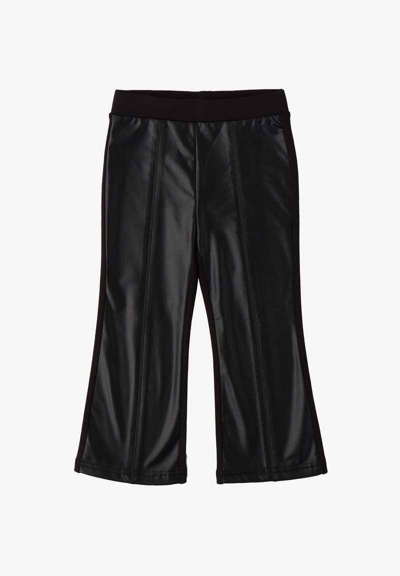 Zwarte faux leren cropped broeken met een brede tailleband, met verticale naden en een gladde, glanzende textuur.