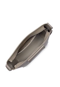 Grijze leren clutch met een gestructureerde buitenkant, ritssluiting en een gladde, neutrale binnenkant, ontworpen voor compacte opslag.