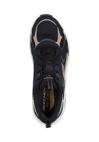 Scarpa da ginnastica nera con tomaia in mesh, dettagli rosa, chiusura con lacci, soletta imbottita etichettata "Air-Cooled ArchFIT" e suola bianca.
