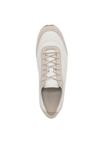 Witte en beige sportieve schoen met een gladleren bovenwerk, ronde neus en een getextureerde zool. Voorzien van vetersluiting en merknaam aan de binnenkant.
