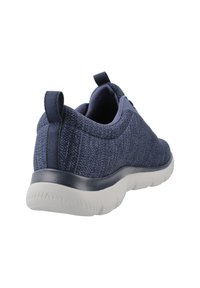 Scarpa sportiva blu navy con tomaia in tessuto texturizzato, punta rotonda, suola in gomma bianca e un pratico tassello sul retro per facilitarne l'indossamento.