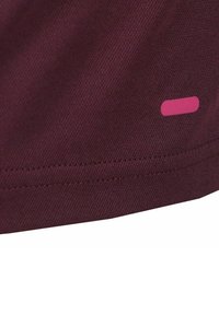 Bordeaux stof met een textuur, voorzien van een roze rechthoekige accent en nette stiksels langs de rand.