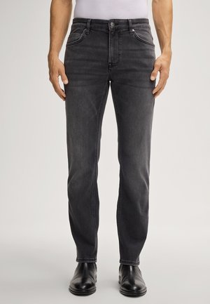 Schwarze Denim-Jeans mit geradem Schnitt, ausgestattet mit fünf Taschen und einem Knopfverschluss vorne. Glatte Textur und minimale Ausbleichungen.