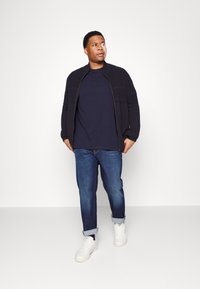 Tommy Hilfiger TEE - T-shirt básica - desert sky