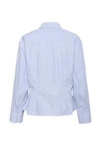 Lyseblå skjorte med striber og lange ærmer, med en høj krave og manchetter med knapper. Lodrette striber giver et tekstureret udseende.