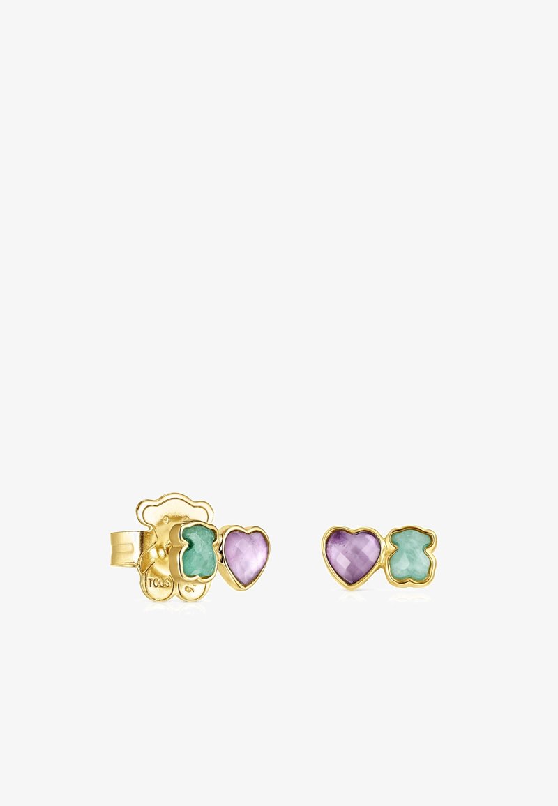 Pendientes de oro con dos piedras en forma de corazón: una piedra facetada púrpura y una piedra verde con forma de oso de peluche.