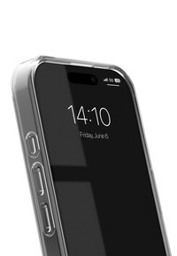 Áttetsző okostelefon tok, opál fekete kijelzővel, amelyen az idő és a dátum látható. A készülék oldalsó gombjai és egy elülső kamera kivágás is látszik.