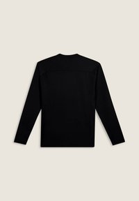 Chemise noire à manches longues avec col rond, texture lisse et détails de couture minimaux à l'arrière. Design décontracté pour plus de polyvalence.