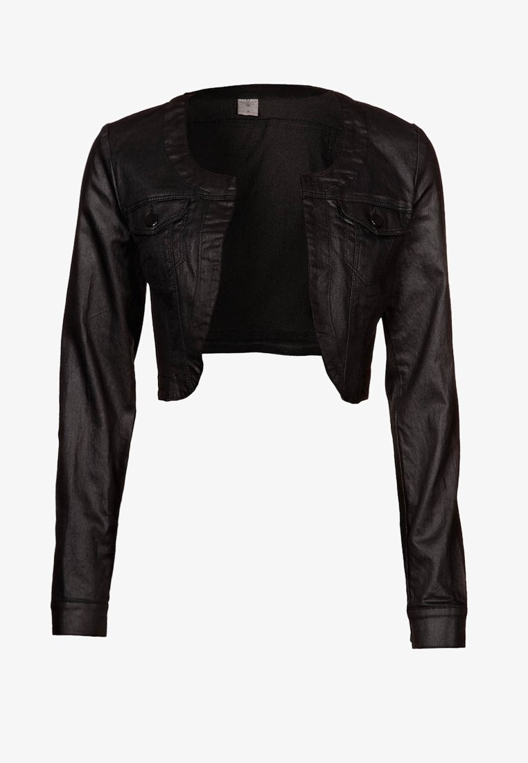 Svart kort jacka i blankt konstläder, med rund halsringning, två framfickor och långa ärmar med åtsittande manschetter.