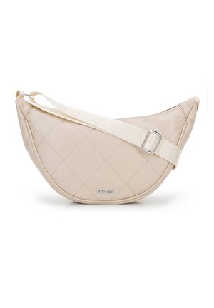 Sac à main beige matelassé de forme incurvée, avec une anse crème et des accessoires en argent. Design minimaliste avec une étiquette logo.