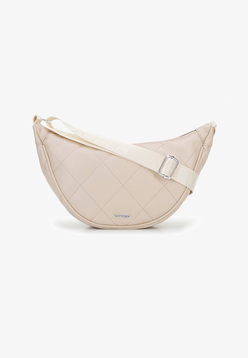 Borsa a tracolla beige trapuntata con forma curvilinea, dotata di una cintura color crema e accessori in argento. Design minimalista con targhetta del logo.
